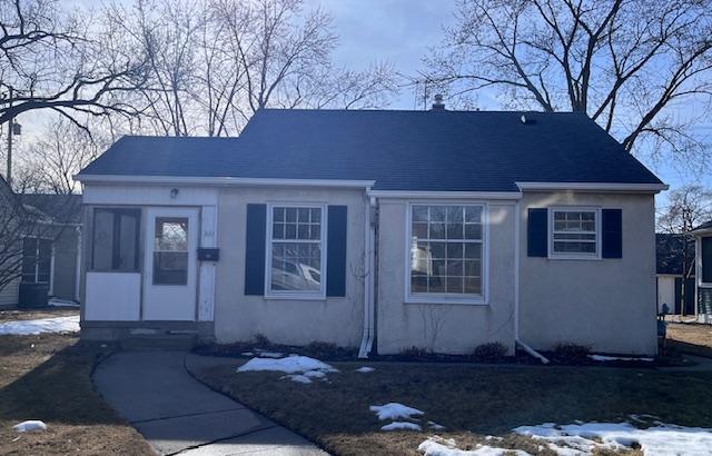 bungalow-style house featuring stucco siding