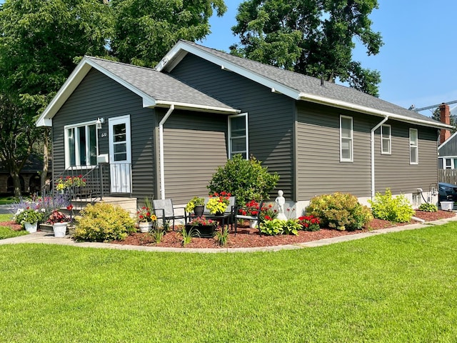 view of front of property featuring a front lawn