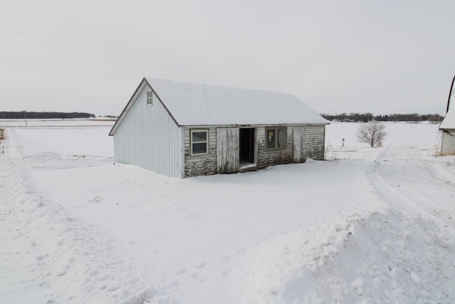 view of front of property featuring an outbuilding