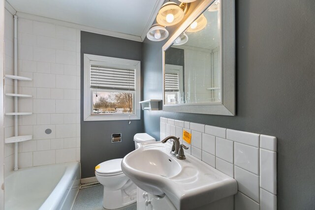 full bath with toilet, baseboards, ornamental molding, backsplash, and a bathtub