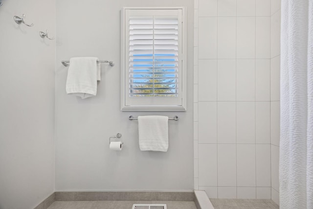 bathroom featuring tiled shower