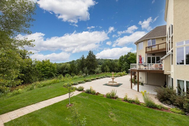 view of yard featuring a patio