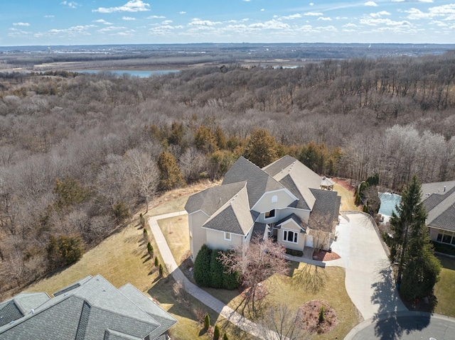 birds eye view of property featuring a wooded view