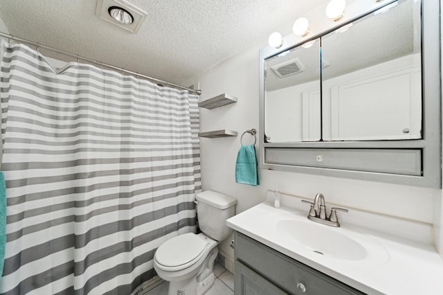 full bath featuring a textured ceiling, toilet, a shower with shower curtain, visible vents, and vanity