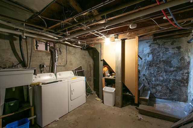 basement featuring washer and clothes dryer