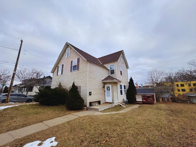 view of front of house featuring a front yard