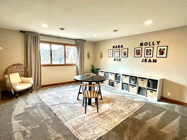 living area featuring carpet, baseboards, and recessed lighting