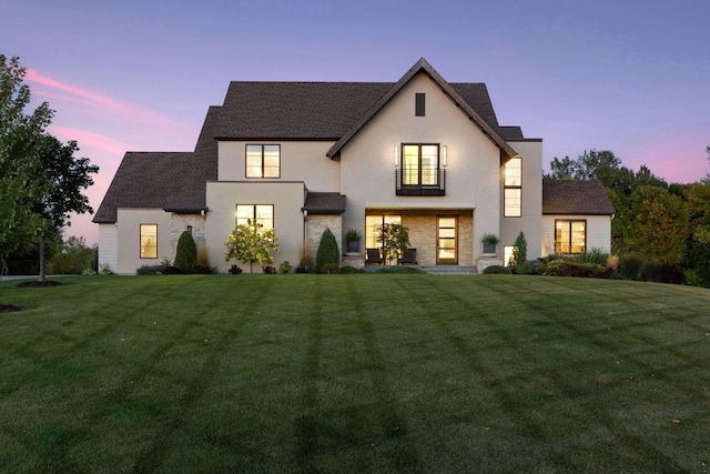 view of front of property featuring a yard