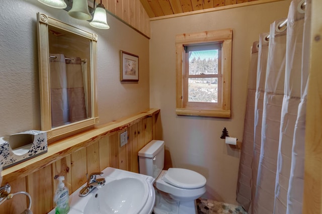 full bathroom featuring wooden ceiling, a sink, toilet, and a shower with curtain