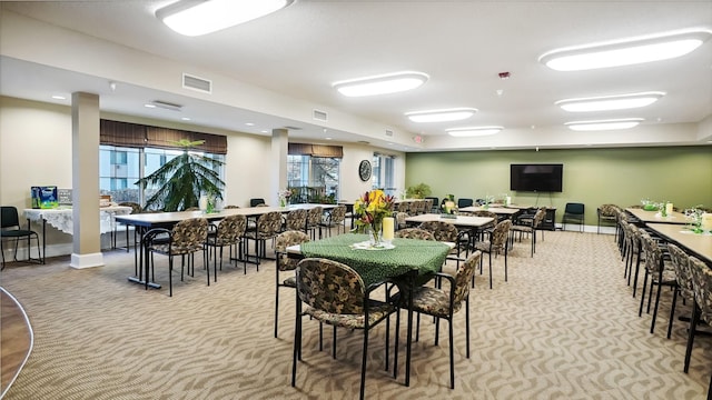 dining area featuring carpet, visible vents, and baseboards