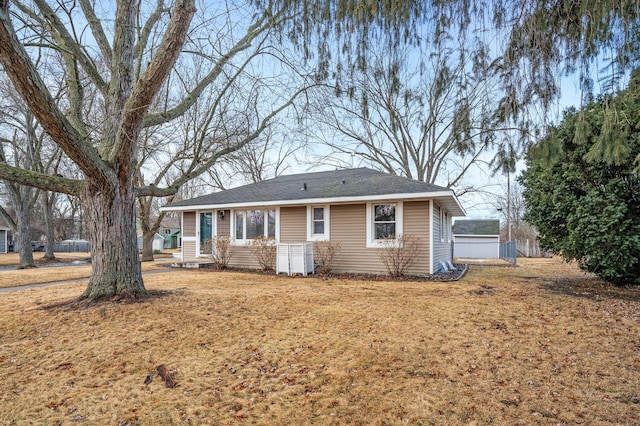 view of front of home featuring a front yard