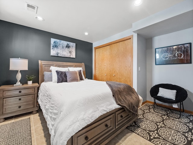 bedroom featuring baseboards, visible vents, a closet, and recessed lighting