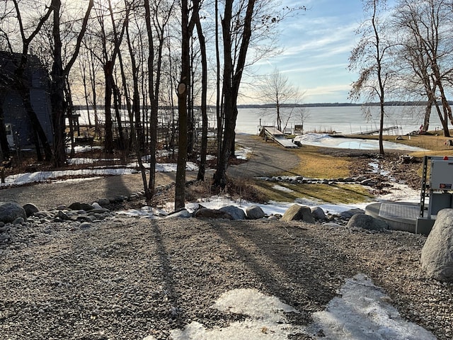 view of yard featuring a water view