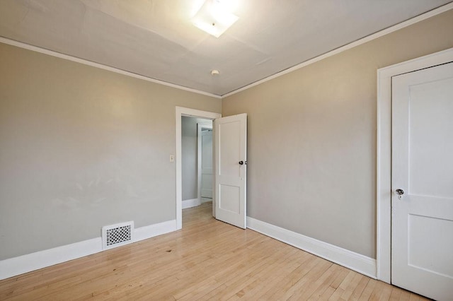 926 19th Ave E, Duluth, MN 55812 - unfurnished room with crown molding and light wood-style flooring