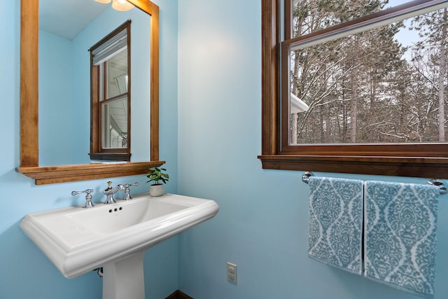 bathroom featuring a sink