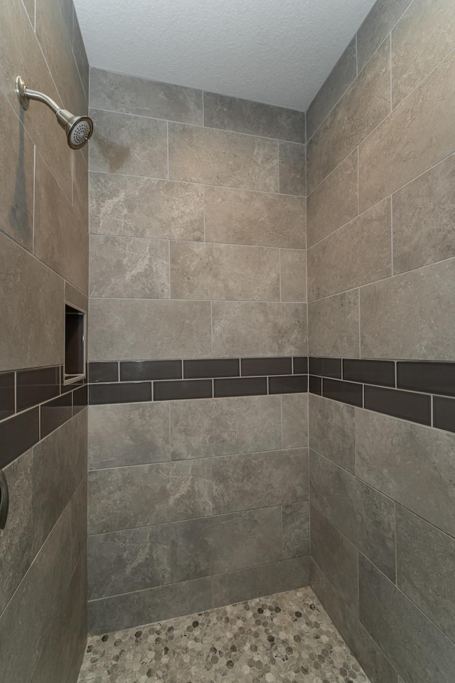 bathroom featuring tiled shower