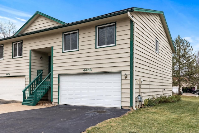 view of front facade featuring a garage and a front lawn