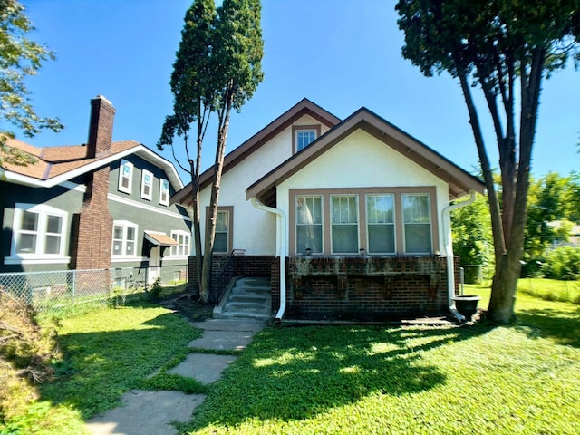 view of front of house featuring a front yard