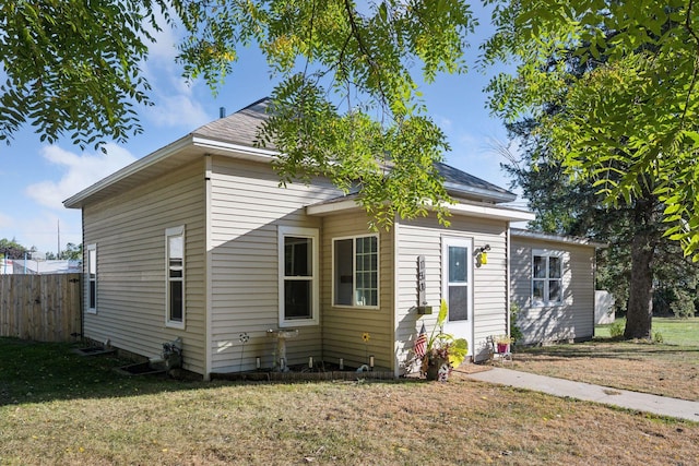 view of front of home with a front lawn