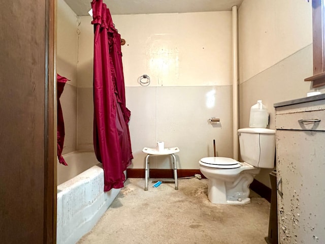 full bathroom featuring concrete flooring, shower / tub combo with curtain, and toilet
