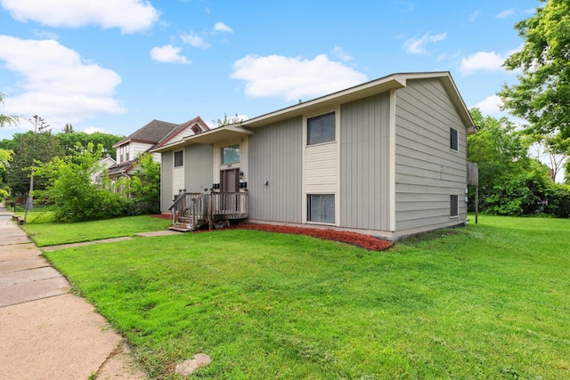 view of front of house with a front lawn