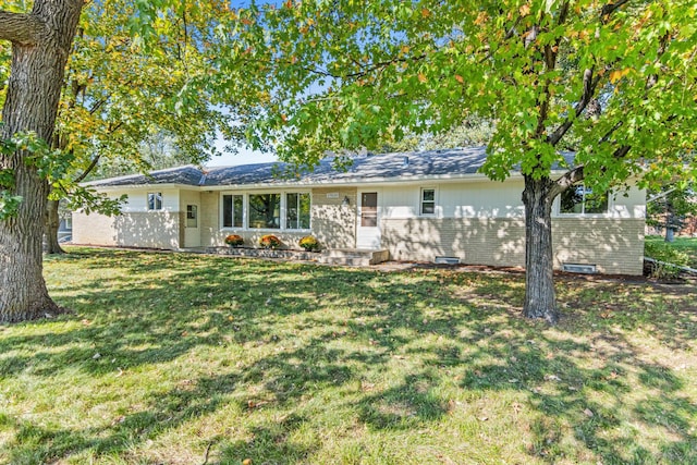 ranch-style home featuring a front lawn and brick siding