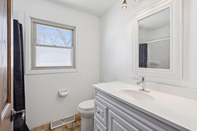 bathroom with a shower with shower curtain, vanity, and toilet