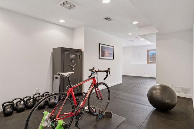 workout room featuring recessed lighting, visible vents, and baseboards