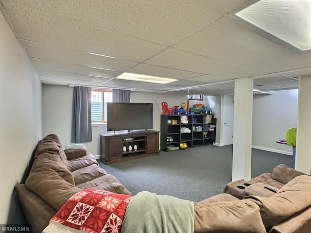 living area with a drop ceiling, baseboards, and carpet