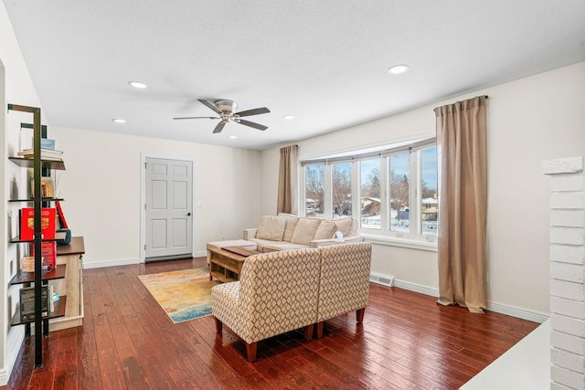 living area with visible vents, recessed lighting, baseboards, and hardwood / wood-style floors