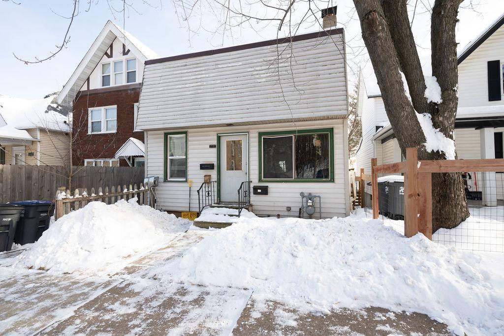 112 5th St, Duluth, MN 55806 - view of front facade
