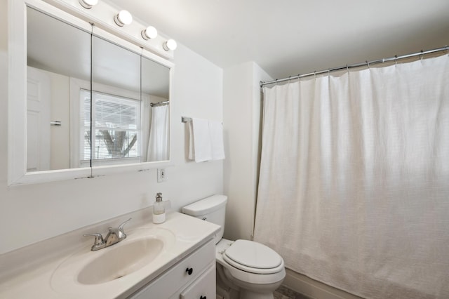 full bathroom with curtained shower, vanity, and toilet