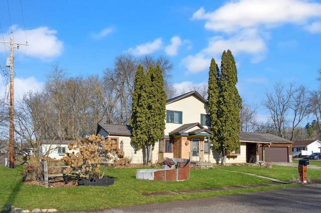 view of front facade featuring a garage, driveway, and a front yard