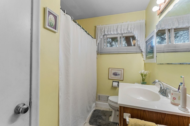 full bath featuring vanity, a shower with shower curtain, toilet, and visible vents