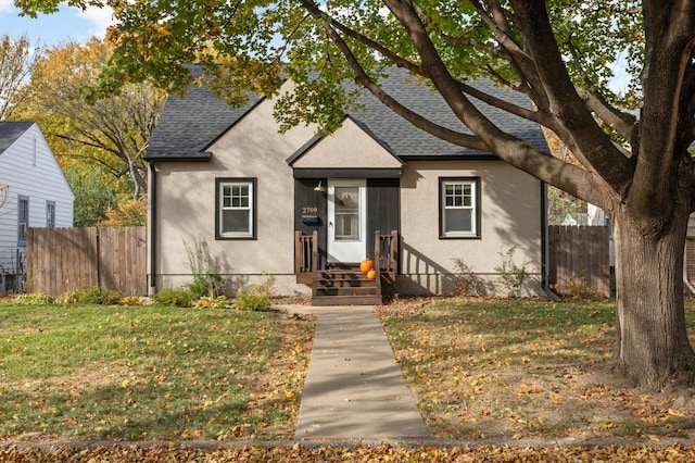 view of front of house featuring a front lawn