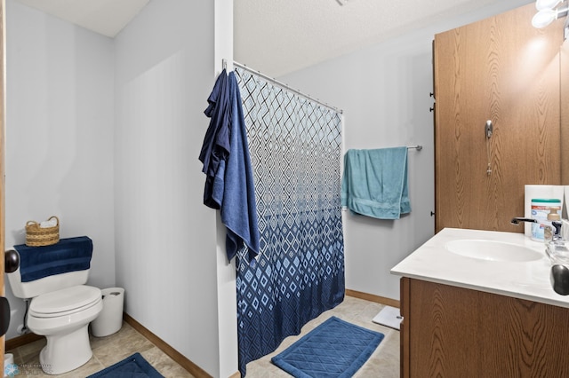 full bath featuring baseboards, a shower with shower curtain, toilet, tile patterned floors, and vanity