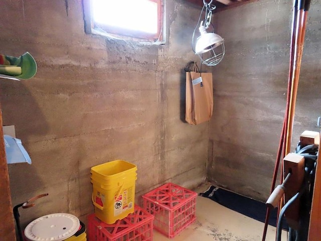 bathroom featuring concrete floors