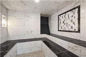 bathroom featuring a tile shower