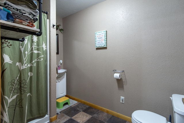 bathroom with baseboards, a shower with curtain, and toilet
