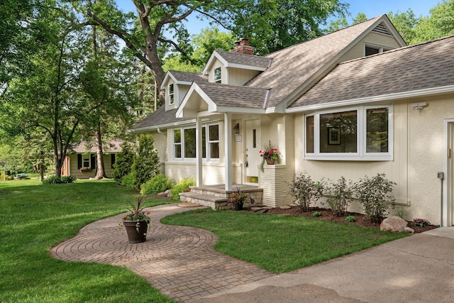 view of front facade featuring a front yard