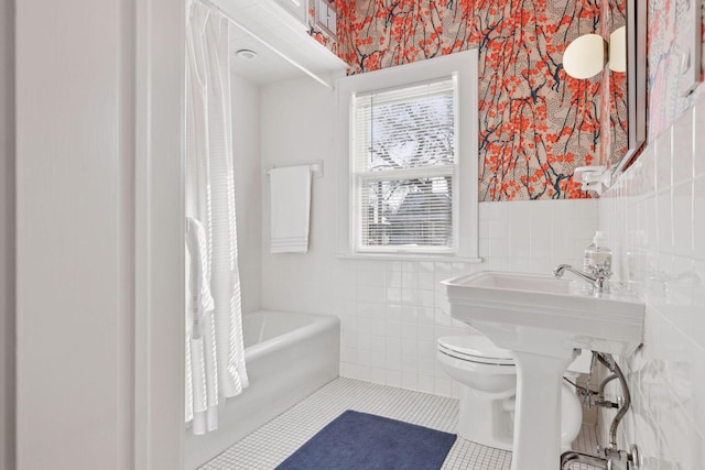1625 25th St, Minneapolis, MN 55405 - full bathroom featuring wallpapered walls, tile walls, tile patterned floors, and toilet
