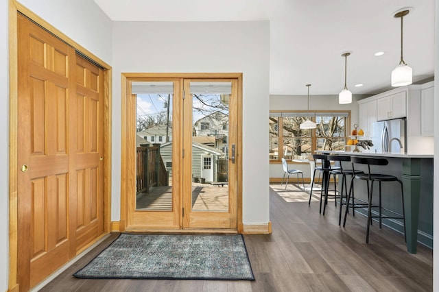 foyer entrance featuring recessed lighting, baseboards, and dark wood-style floors