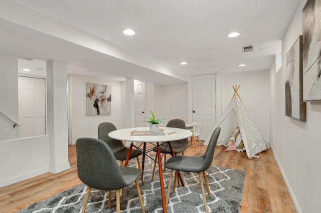 dining space with recessed lighting, visible vents, light wood-style flooring, and baseboards