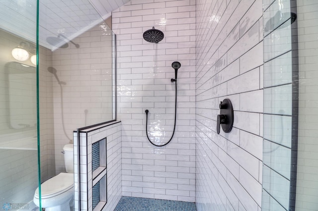 bathroom featuring a tile shower and toilet