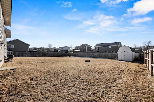 view of yard featuring a storage shed