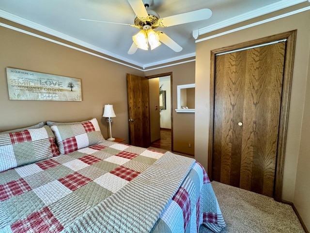 bedroom with carpet, a closet, crown molding, and ceiling fan