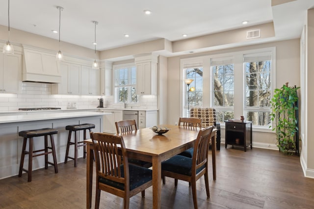 dining area featuring baseboards, dark wood finished floors, visible vents, and recessed lighting