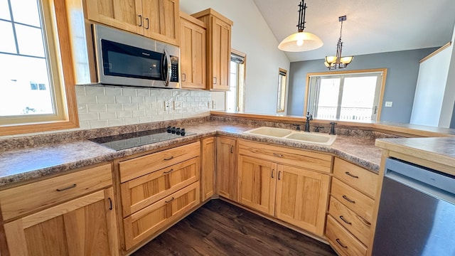 kitchen with stainless steel appliances, a sink, vaulted ceiling, dark wood-style floors, and tasteful backsplash