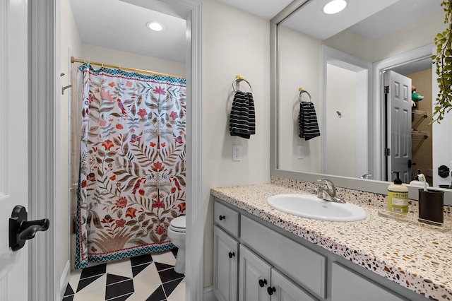 full bath featuring vanity, a shower with curtain, toilet, and recessed lighting