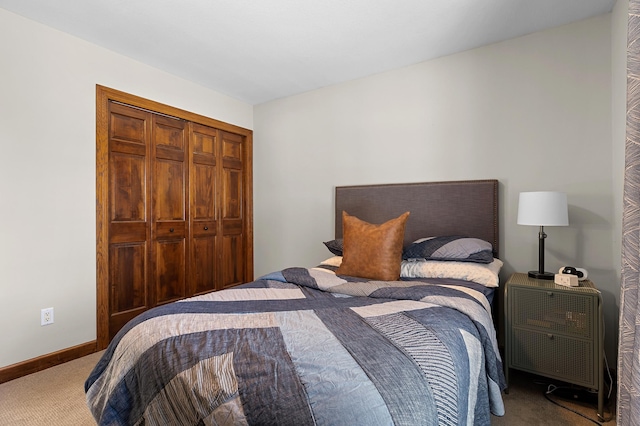 bedroom featuring carpet flooring, baseboards, and a closet